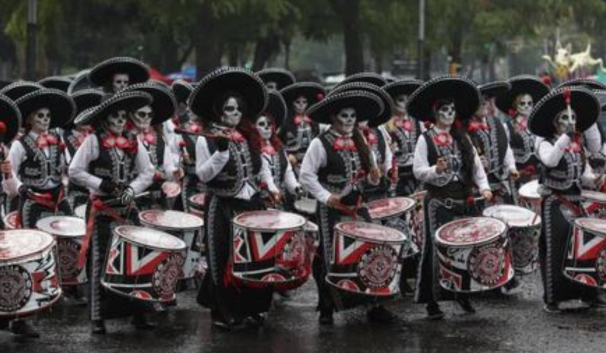 Miles de personas asisten al mega desfile de Día de Muertos este sábado, en Ciudad de México (México). EFE/ Sáshenka Gutiérrez
