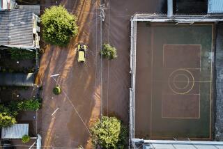 Vista aérea de zona inundada por las inclementes lluvias en Porto Alegre, estadio de Rio Grande do Sul, Brasil, el lunes 6 de mayo de 2024. (AP Foto/Carlos Macedo)