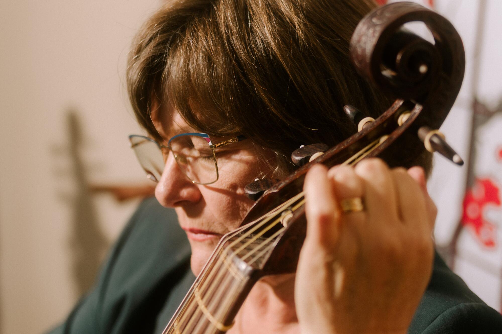 Lucy Jones plays the viola da gamba.