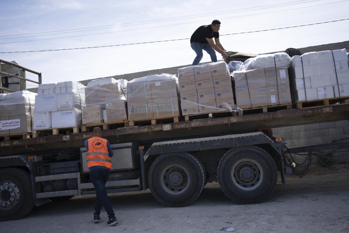 Camiones con ayuda humanitaria para la Franja de Gaza ingresan al territorio desde Egipto, en Rafah, 