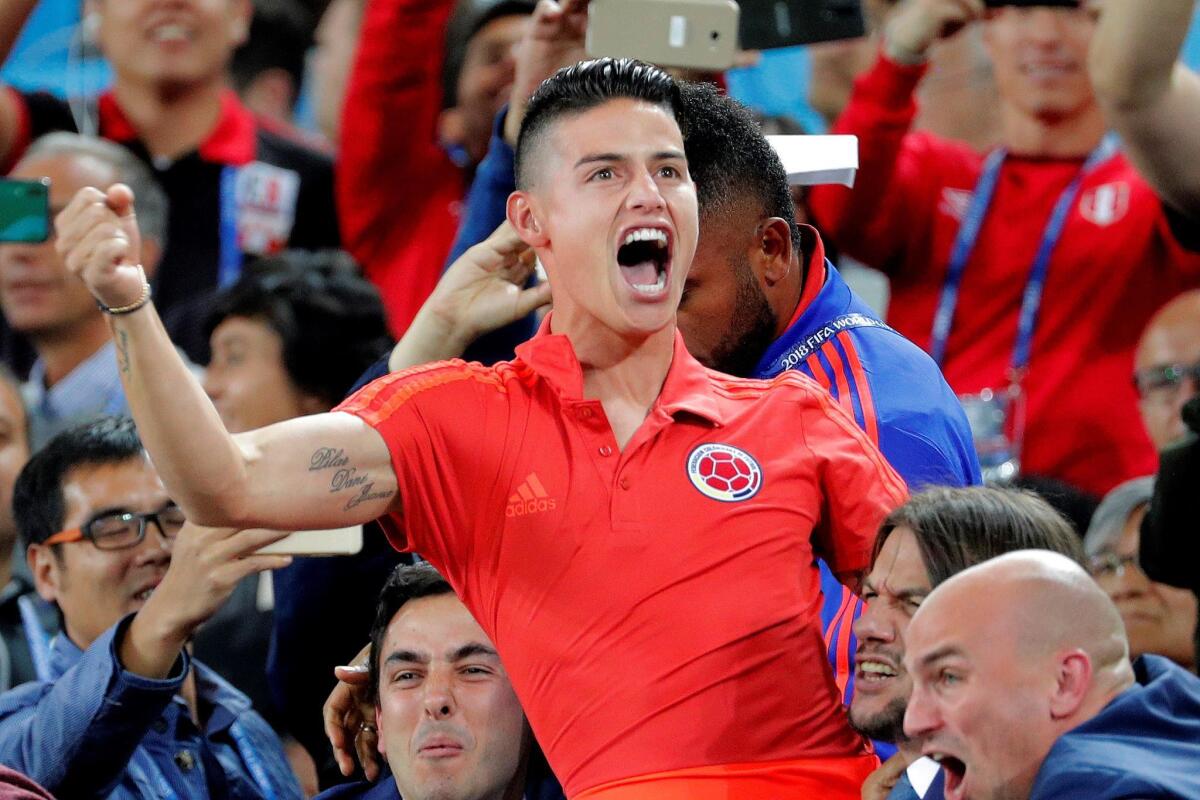 El centrocampista colombiano James Rodríguez celebra el 1-1 desde la grada durante el partido Colombia-Inglaterra, de octavos de final del Mundial de Fútbol de Rusia 2018, en el Estadio del Spartak de Moscú, Rusia, hoy 3 de julio de 2018.