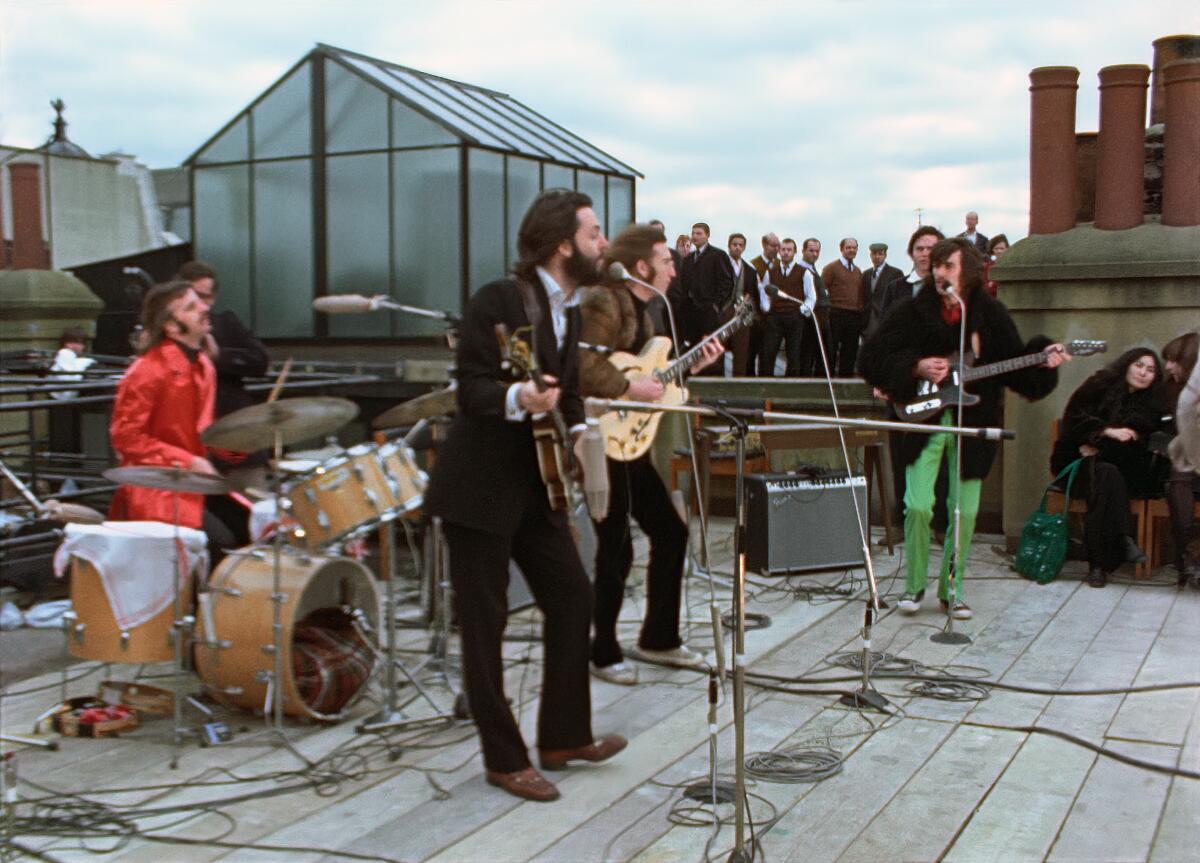 de izquierda a derecha, Ringo Starr, Paul McCartney, John Lennon y George Harrison, y Yoko Ono