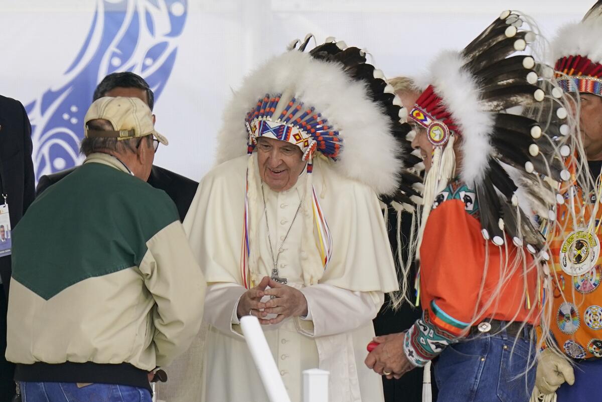 El papa Francisco con penacho durante una visita a los pueblos indígenas en Maskwaci, 