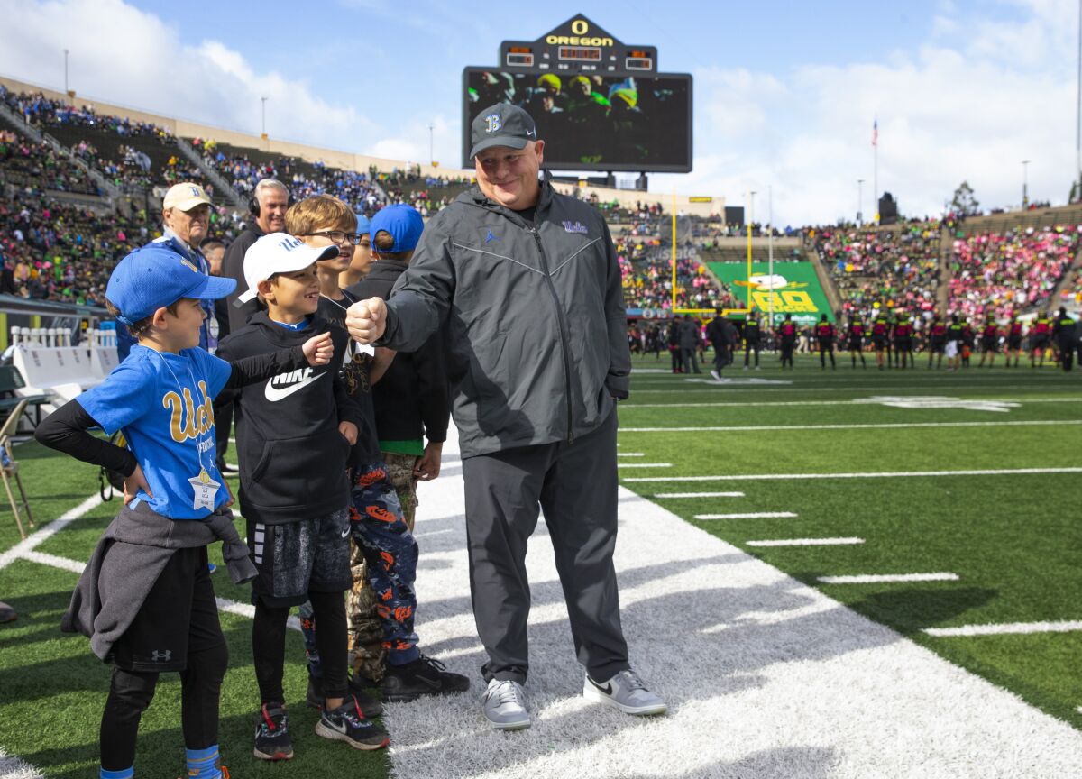 El entrenador de UCLA, Chip Kelly, se reúne con los jóvenes fanáticos de los Bruins antes de la derrota del sábado ante Oregon.