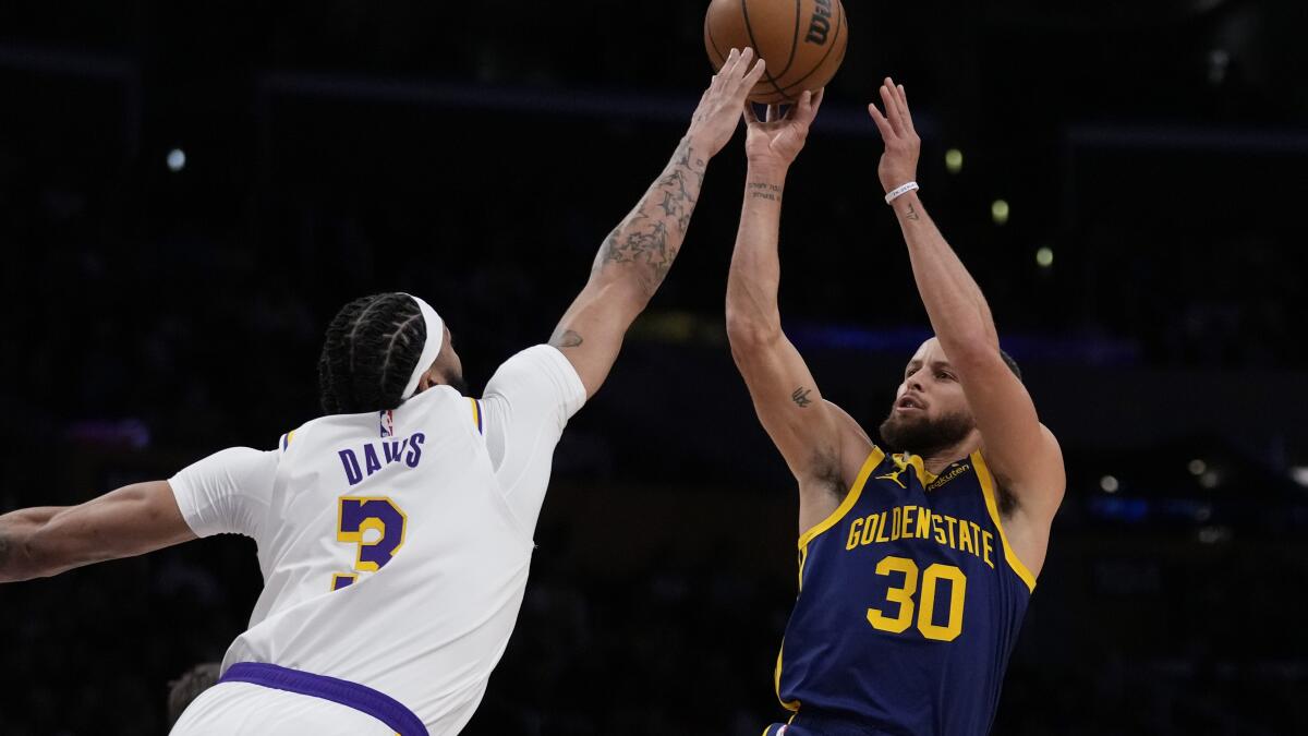 Stephen Curry scores 31 in return as Warriors top Lakers