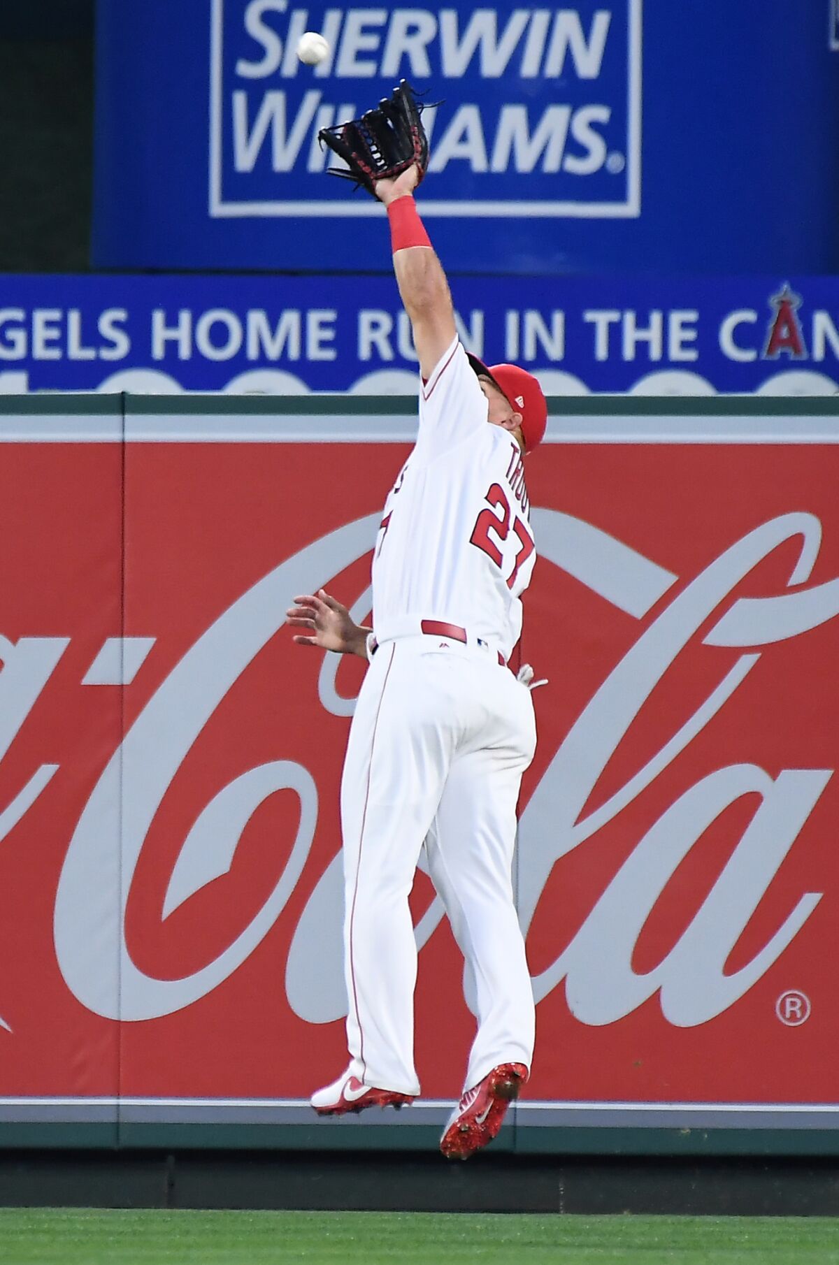 Angeles center fielder Mike Trout makes a catch off the bat of Indians batter Francisco Lindor inthe 1st inning.