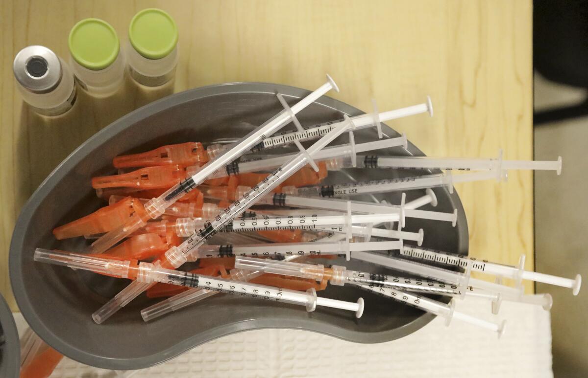 Syringes in a pan.