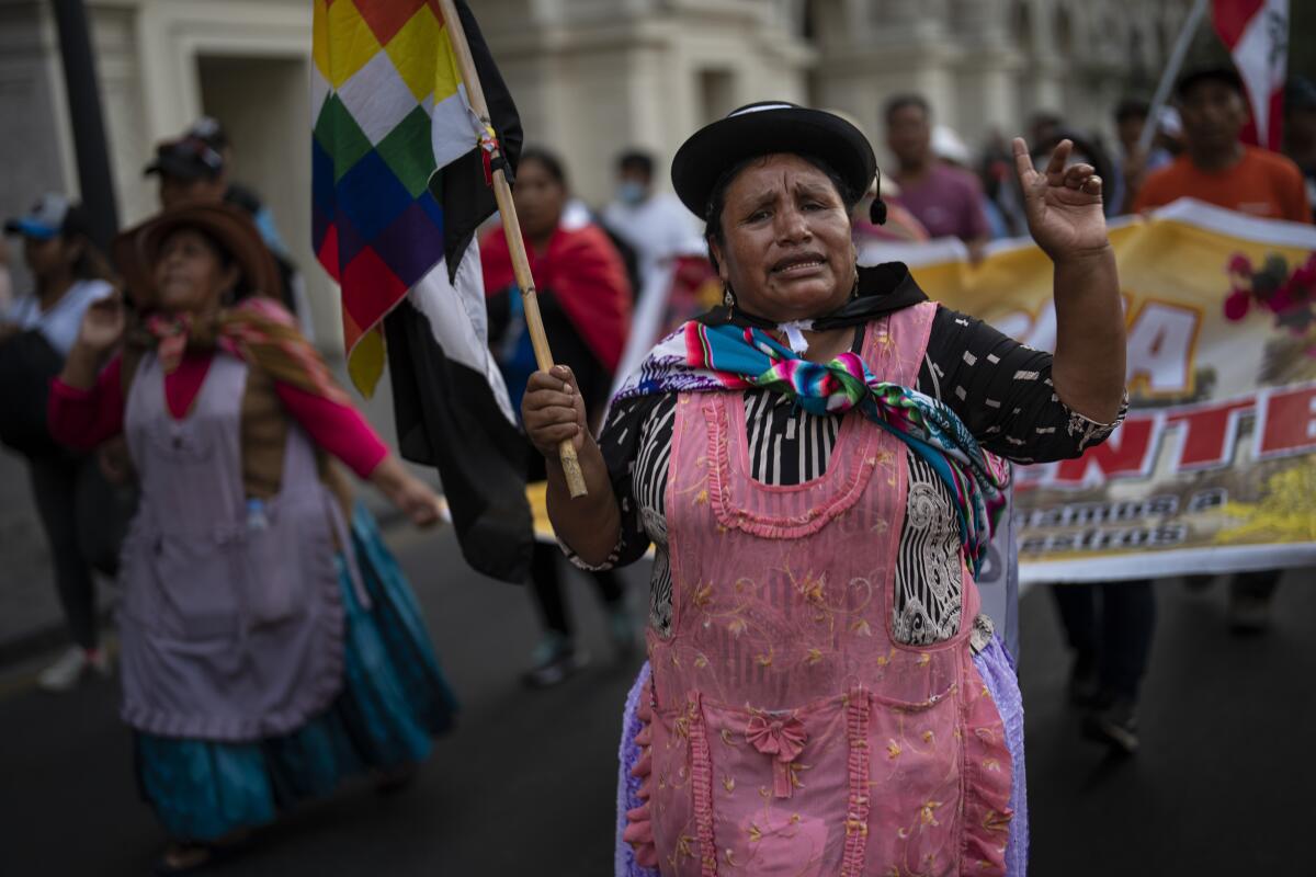 Manifestantes de oposición al gobierno marchan por el centro histórico de Lima, Perú, el martes 7 de febrero de 2023.