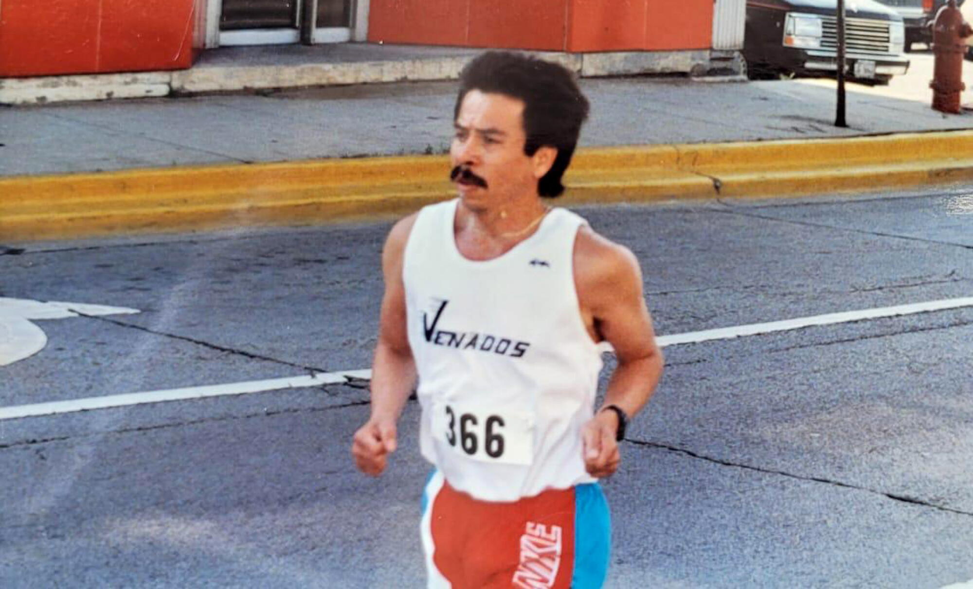 Ruben Rojas Runner Meet Chicago's Latinx running clubs - Los Angeles Times