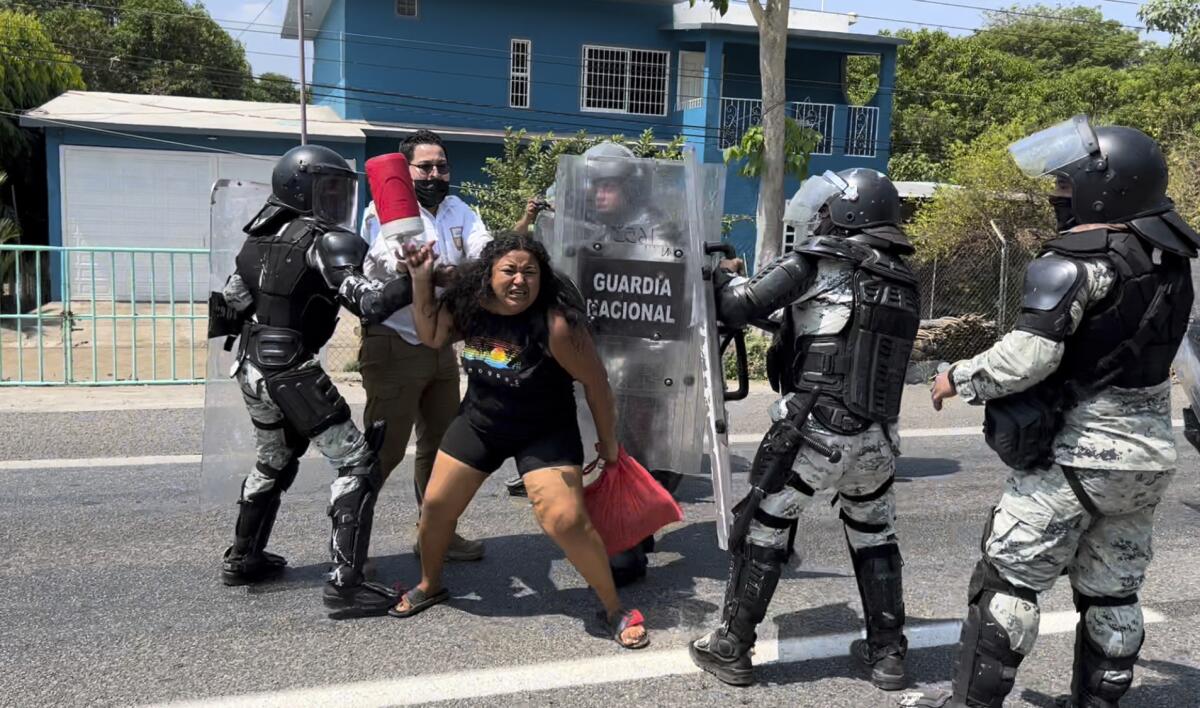 Una migrante es detenida por efectivos de la Guardia Nacional