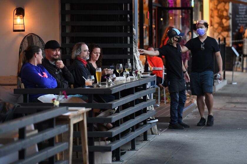 REDONDO BEACH, CALIFORNIA NOVEMBER 15, 2020-Customers dine in the Hollywood Riviera area of Redondo Beach. L.A. County has suspended indoor and outdoor dining Sunday dur to the rise in coronavirus cases. (Wally Skalij/Los Angeles Times)