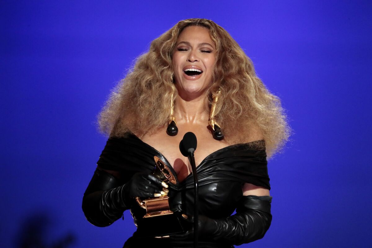 Beyonc´e holds a Grammy Award.
