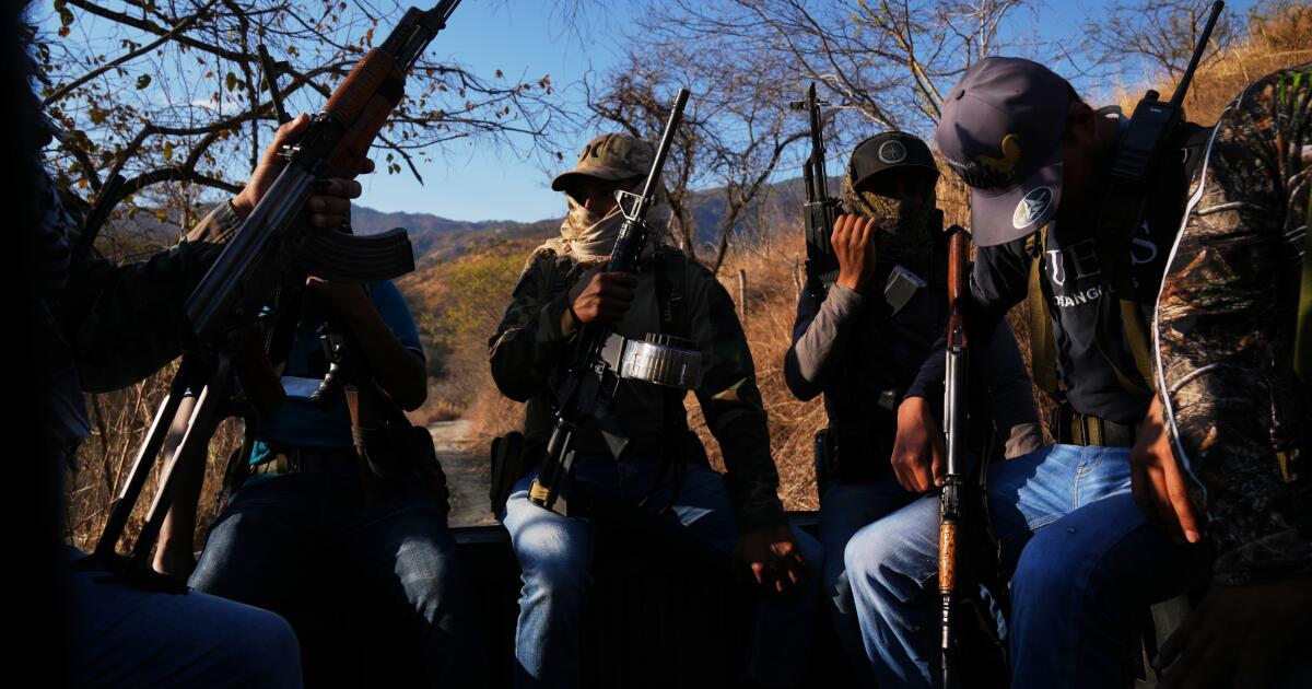 Eles estavam cercados por cartéis mexicanos. Agora, esses civis estão lutando contra AK-47 e granadas de mão