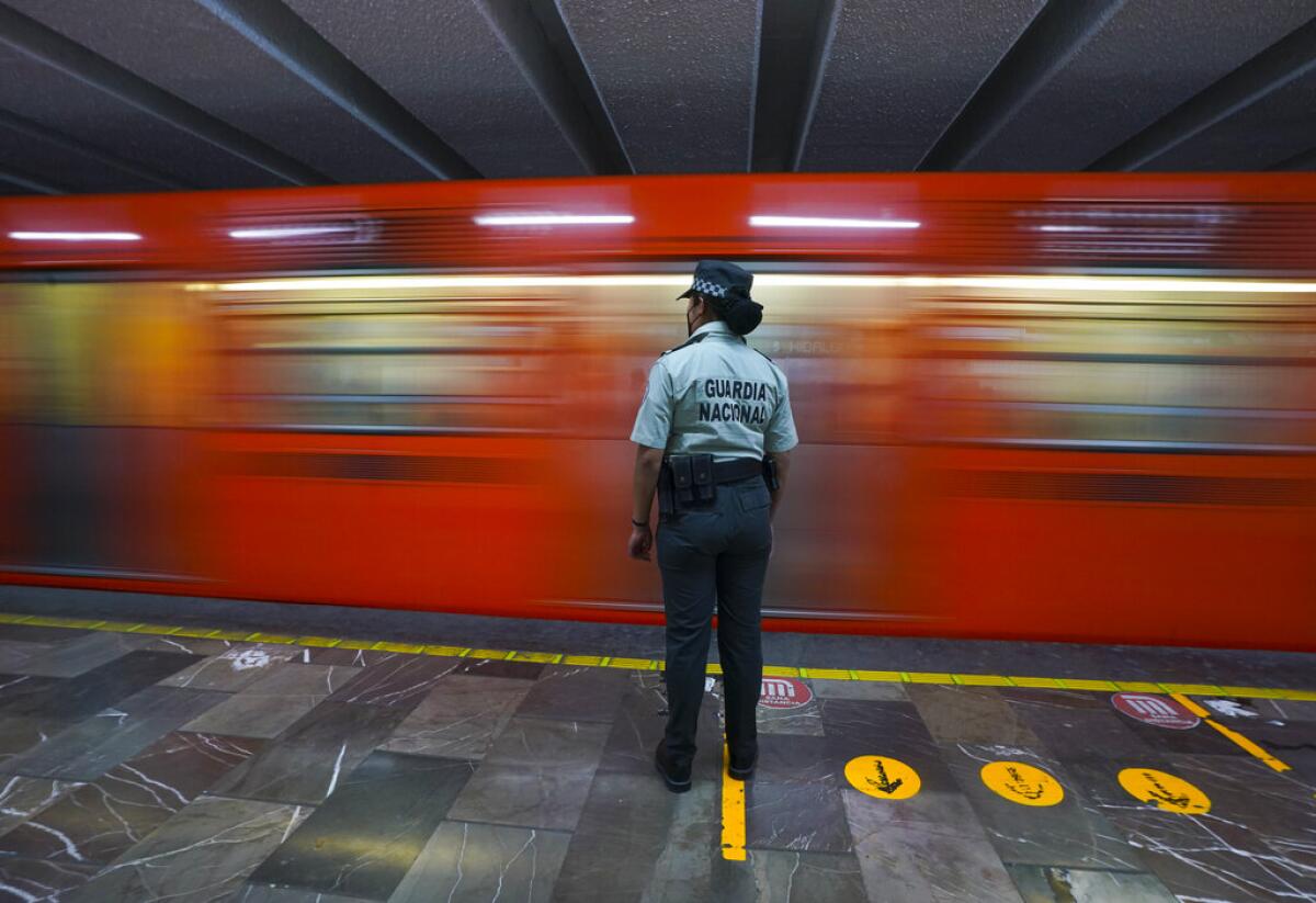 Una integrante de la Guardia Nacional de México vigila una estación del metro