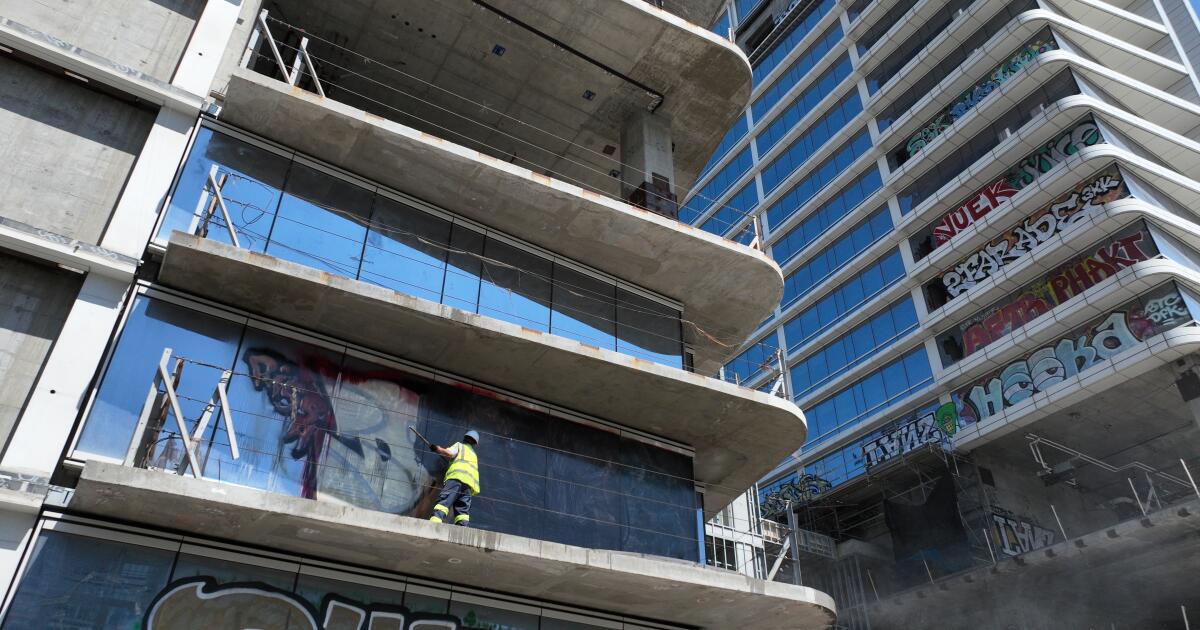 Début du nettoyage des tours de graffitis – Los Angeles Times