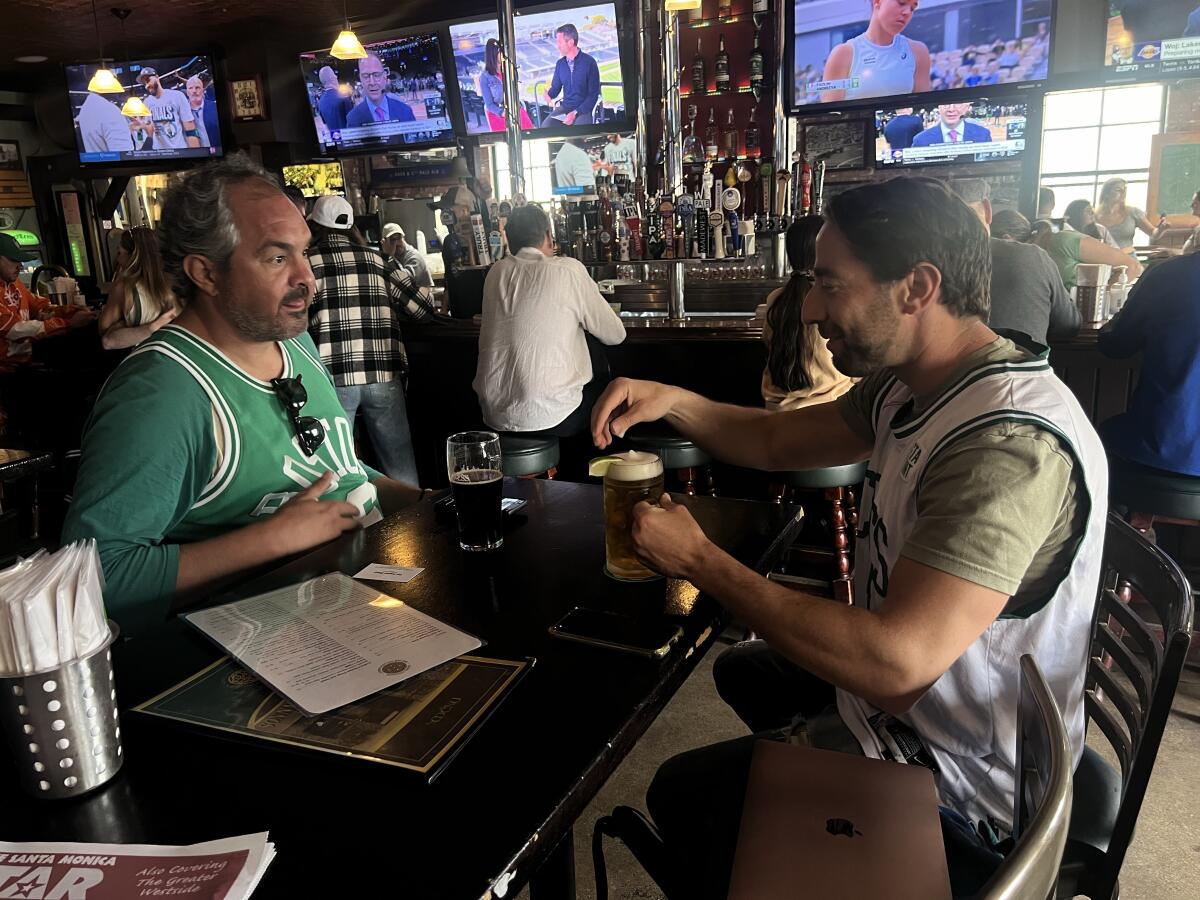 İki Celtics taraftarı, Santa Monica'daki Sonny McLean's Irish Pub'da bir masada oturuyor
