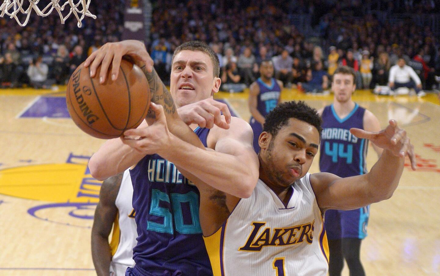 Lakers keep putting the 'L' in L.A., losing their 10th in a row to tie franchise record