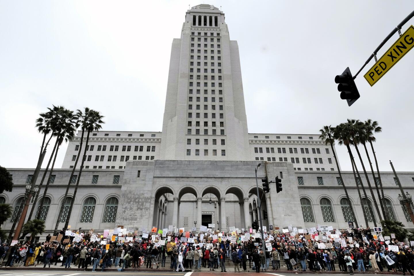 Manifestantes protestan en las escalinatas del ayuntamiento de Los Ángeles; en marchas en lo que llamaron 'Día de quien no es mi presidente", que ocurrieron en el 'Día de los Presidentes'.