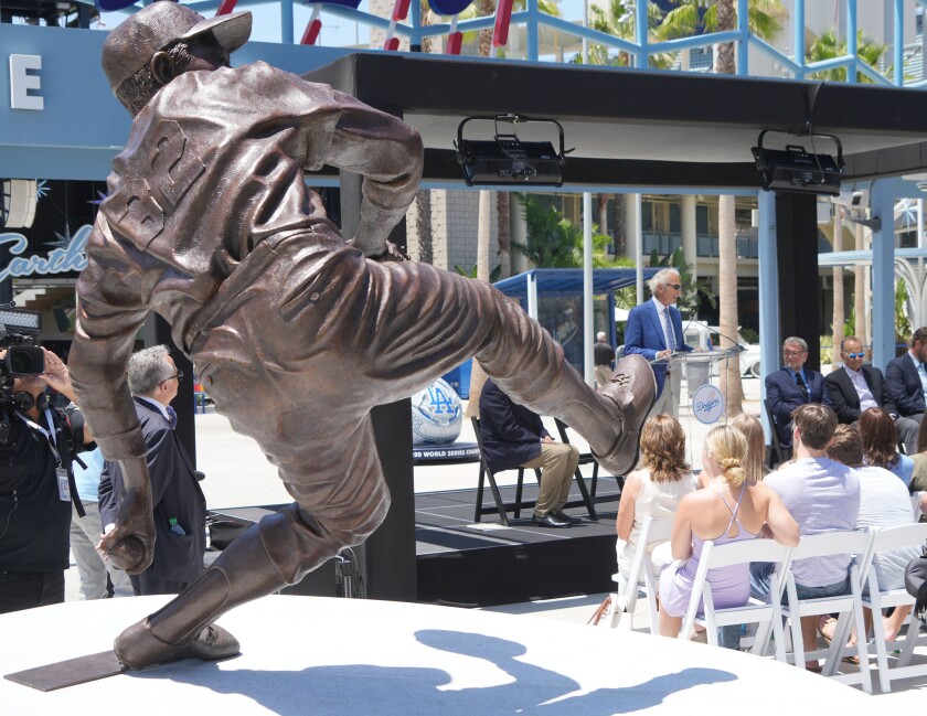 „Dodgers“ legenda Sandy Koufax kalba šeštadienį per savo statulos atidengimą Dodger stadione.