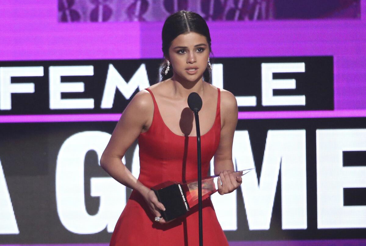 Selena Gomez acepta el premio a artista femenina favorita de pop/rock en los American Music Awards, en el Microsoft Theater, el domingo 20 de noviembre de 2016, en Los Ángeles.