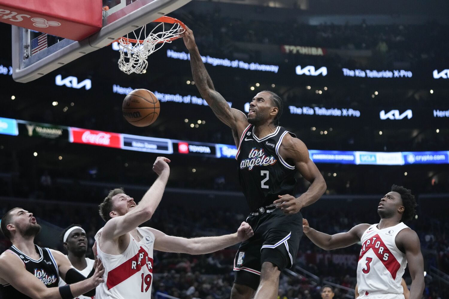 Kawhi Leonard's vicious dunks and championship-level play lift Clippers over Raptors