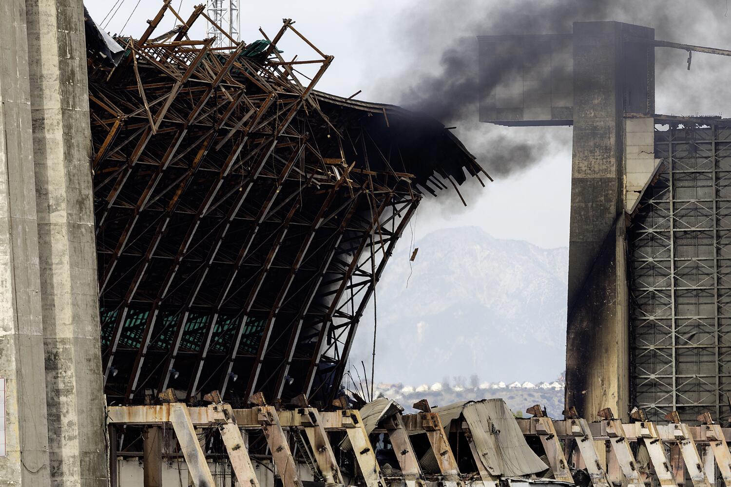 Navy awards $6-million contract for cleanup of World War II hangar in Tustin that burned