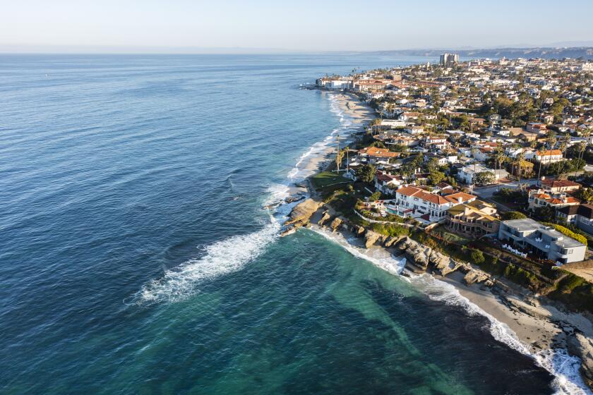 San Diego CA - December 21: Extreme variations in tides known as King Tides will peak this weekend. High tides will be in the mornings and negative tides with will be in the afternnoons. Here, the high tide is shown in La Jolla on Wednesday, December 21, 2022. (K.C. Alfred / The San Diego Union-Tribune)