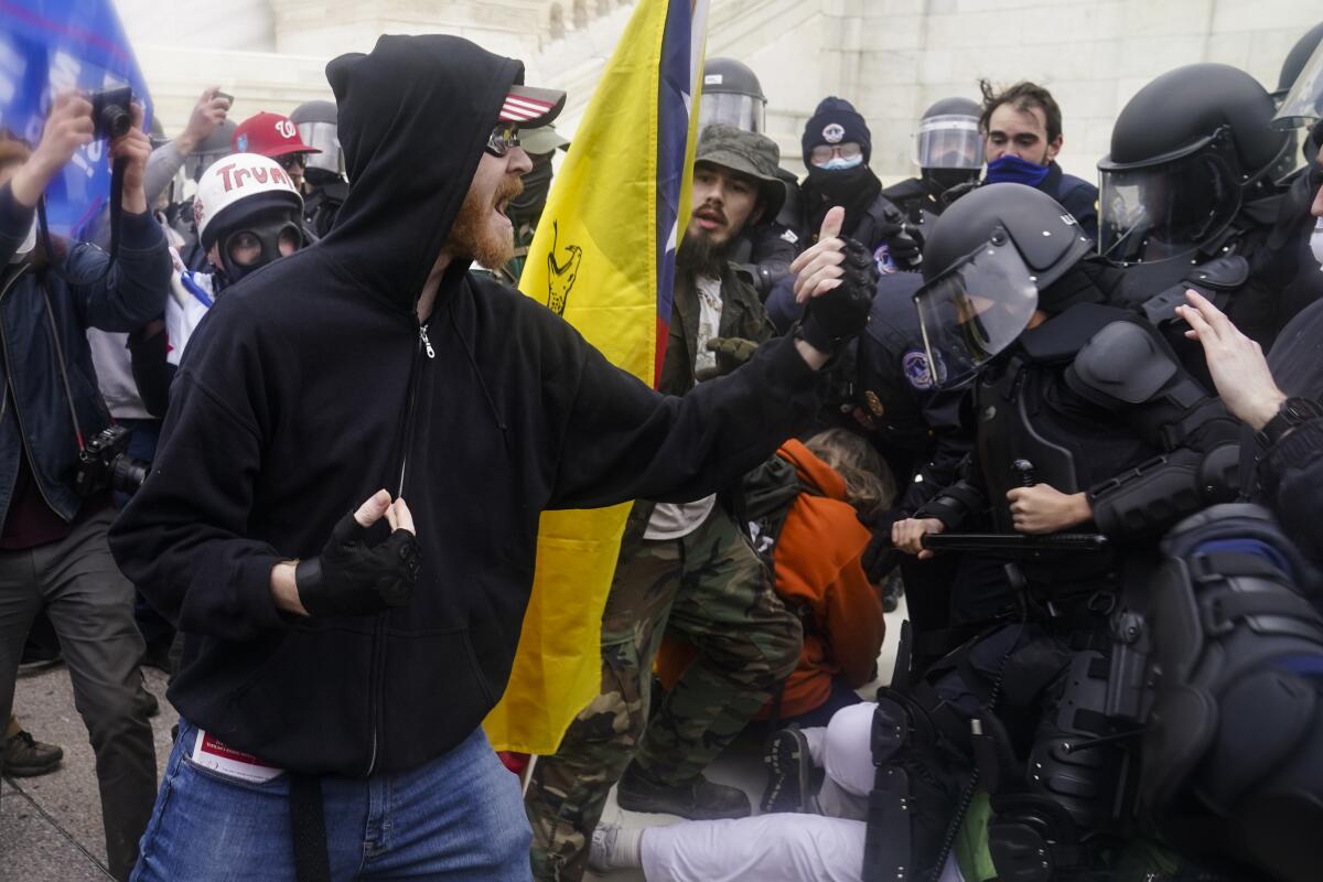 Partidarios de Donald Trump enfrentan a la policía durante la toma del Congreso el 6 de enero del 2021. 