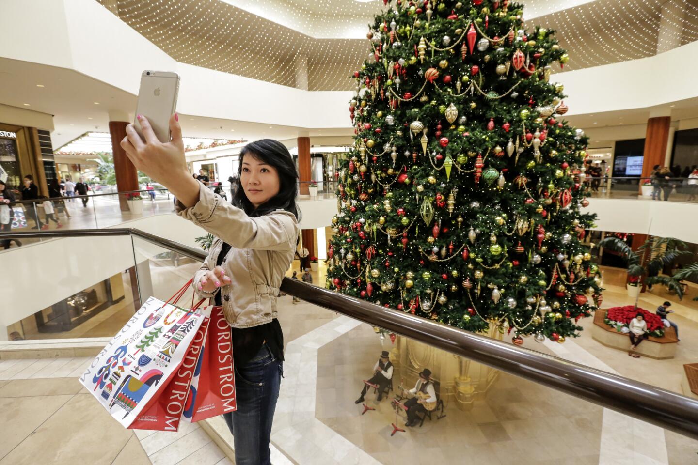 Thanksgiving shoppers keep retailers busy ahead of Black Friday
