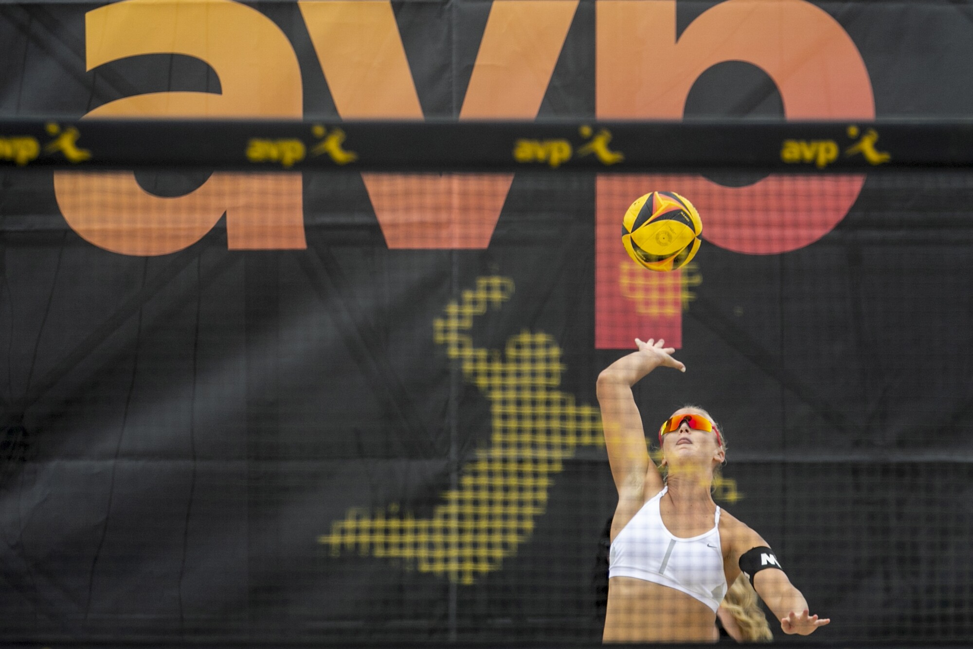 Un joueur de volleyball sert à la finale de l'AVP Hermosa Beach Open.