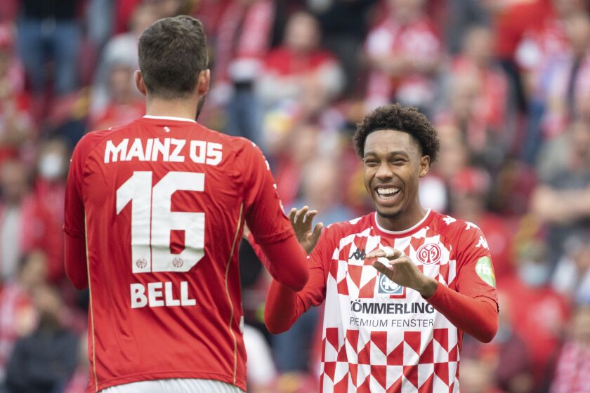 FILE - Mainz's Stefan Bell, left, and Jean-Paul Boetius react during the German Bundesliga soccer match between FSV Mainz 05 and SpVgg Greuther Fuerth in Mainz, Germany, Saturday, Aug. 28, 2021. Hertha Berlin winger Jean-Paul Boetius had a testicle with a malignant tumor removed and won't need chemotherapy, the club said Friday, Sept. 30, 2022. (Sebastian Gollnow/dpa via AP, File)