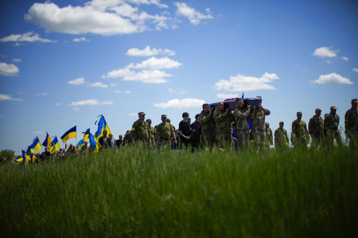 Soldados ucranianos llevan el ataúd de Volodymyr Losev, de 38 años,