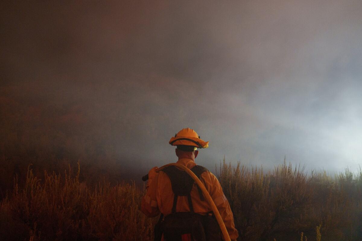 Un bombero observa las llamas de un incendio el domingo 16 de junio de 2024, en Gorman, California.