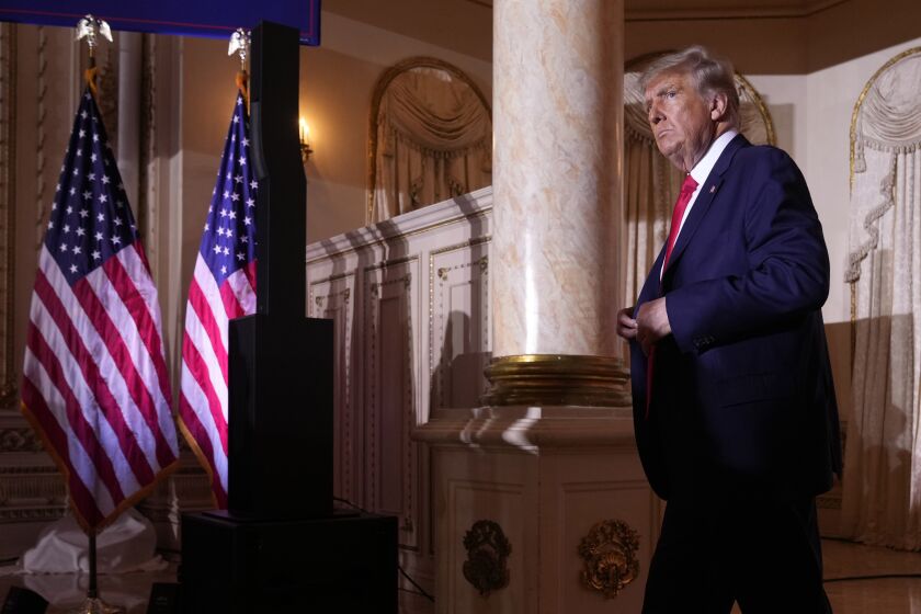 ARCHIVO - El expresidente Donald Trump se retira del escenario tras anunciar que se postulará a la presidencia de Estados Unidos por tercera vez, el 15 de noviembre de 2022, en su mansión de Mar-a-Lago, en Palm Beach, Florida. (AP Foto/Andrew Harnik, archivo)