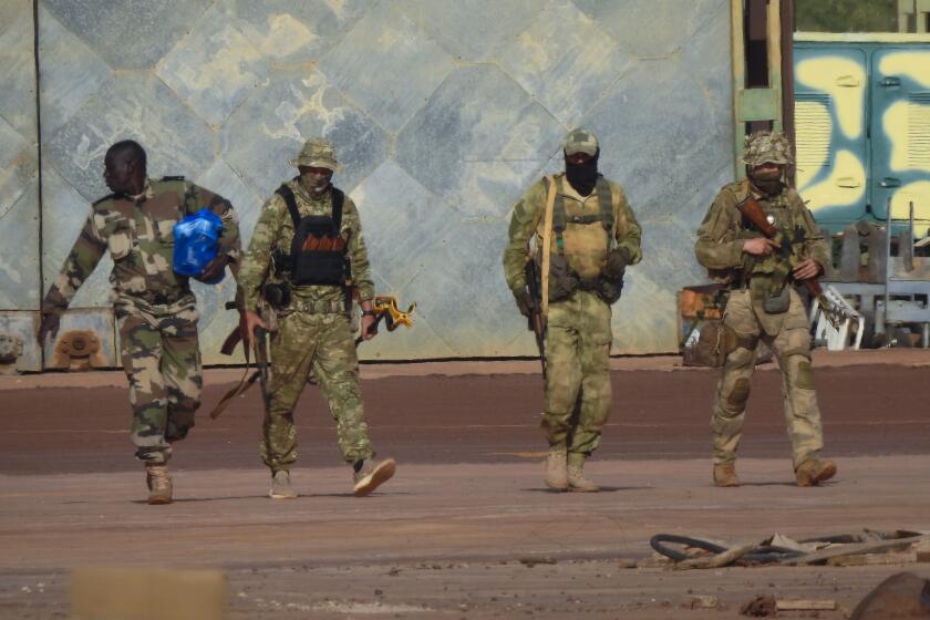 ARCHIVO - En esta foto sin fecha, proporcionada por el ejército francés, aparecen tres mercenarios rusos en el norte de Mali. (Ejército francés vía AP, Archivo)