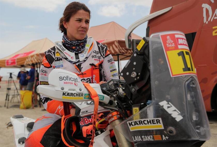 La motociclista española Laia Sanz llega al punto de control de tiempos hoy, tras culminar la octava etapa del Rally Dakar 2019, entre San Juan de Marcona y Pisco (Perú). EFE