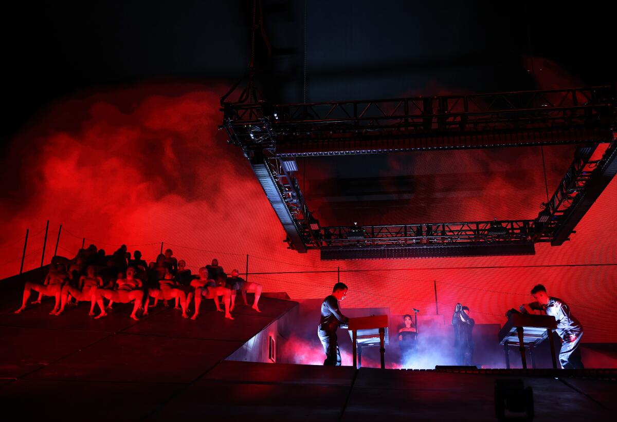 Nine Inch Noize se apresenta no palco Sahara durante o Coachella Valley Music and Arts Festival