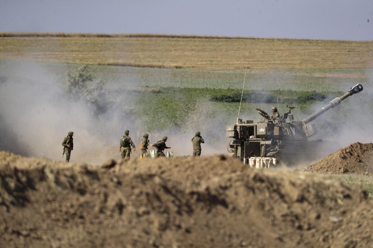 Una unidad de artillería israelí dispara hacia objetivos en la Franja de Gaza