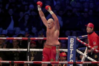 Tyson Fury celebra tras vencer y retener su título de campeón de peso peso de la CMB al derrotar a Derek Chisora en el Estadio del Tottenham Hotspur el sábado 3 de diciembre del 2022. (AP Foto/Ian Walton)