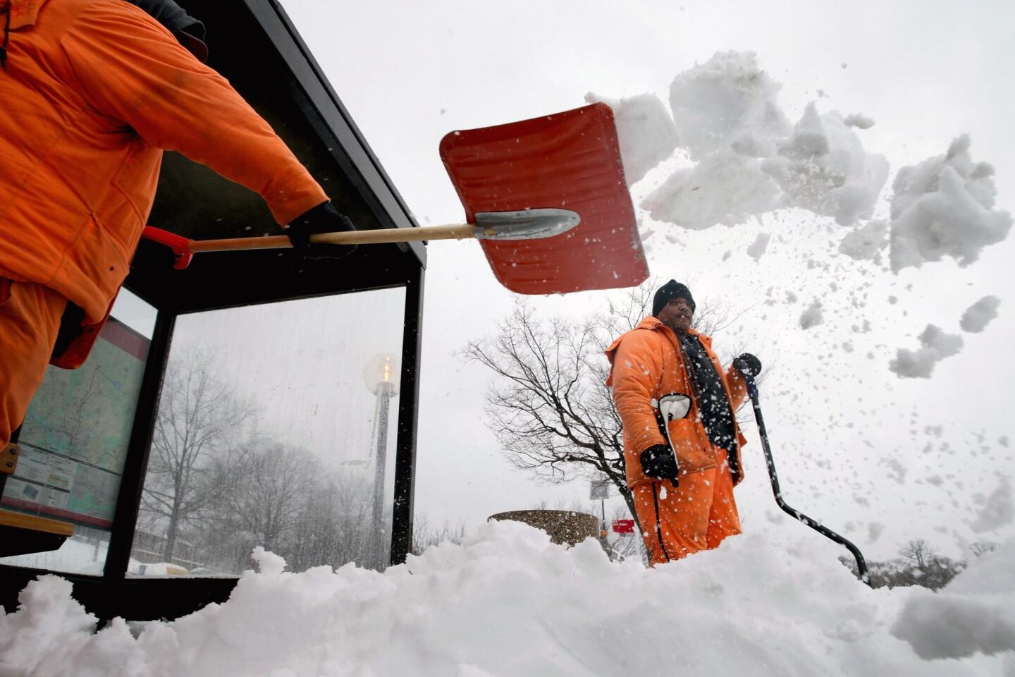 Snowstorm pounds mid-Atlantic