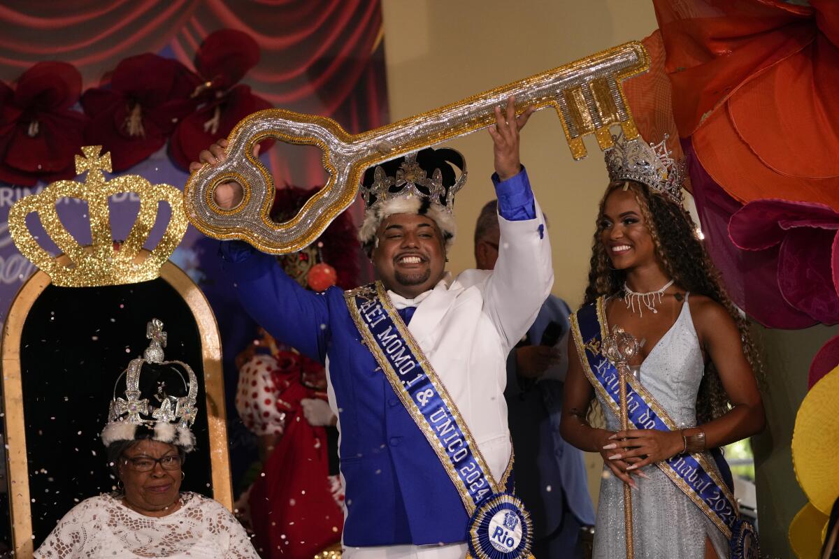 El Rey Momo del Carnaval, Caio Cesar Dutra, sostiene las llaves de la ciudad