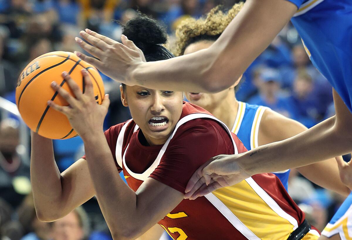 USC'den JuJu Watkins, Cumartesi günü Pauley Pavilion'da UCLA'ya yenildiği sırada top için mücadele ediyor.