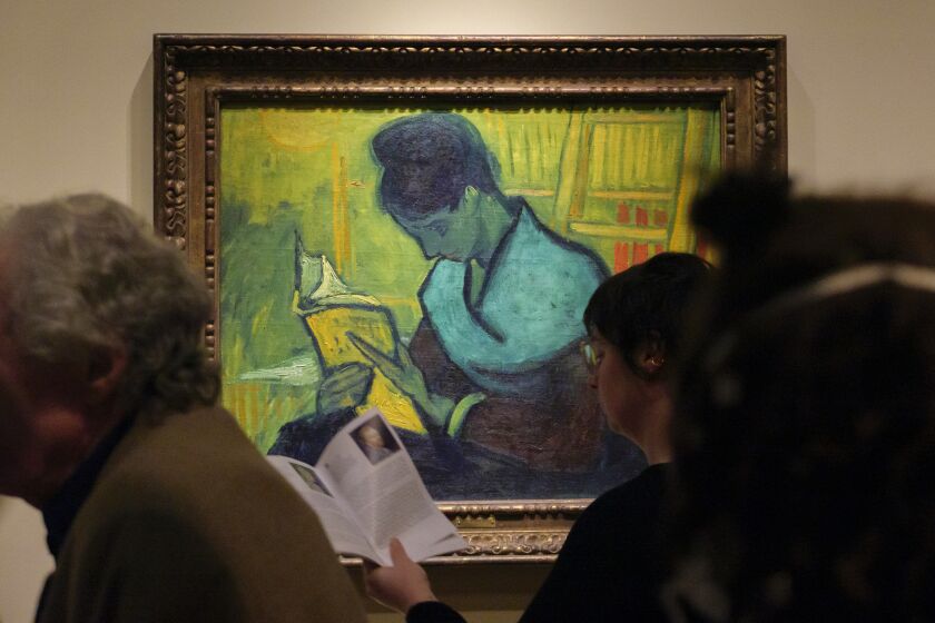 ARCHIVO- Visitantes pasan frente a la pintura de Van Gogh "Une liseuse de romans", conocida como "La lectora de novelas", durante la exposición "Van Gogh in America" en el Instituto de Artes de Detroit el 11 de enero de 2023, en Detroit. El control sobre la pintura de Vincent van Gogh de 1888 llegó a un acuerdo, dijeron abogados, semanas después de que la disputa por su custodia causara revuelo, pues estuvo incluida en esta rara exhibición estadounidense. (Andy Morrison/Detroit News via AP, archivo)