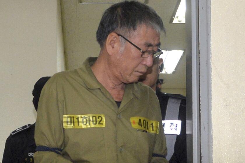 Lee Joon-seok, captain of the sunken South Korean ferry Sewol, arrives Nov. 11 at Gwangju District Court for verdicts in the trial of the ship's crew on charges of negligence and abandonment of passengers in the April disaster.