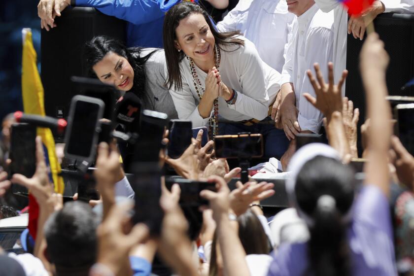 María Corina Machado lidera una protesta contra la alegada reelección del presidente Nicolás Maduro un mes después de los cuestionados comicios presidenciales cuya victoria reclama la oposición, en Caracas, Venezuela, el miércoles 28 de agosto de 2024. (AP Foto/Cristian Hernández)