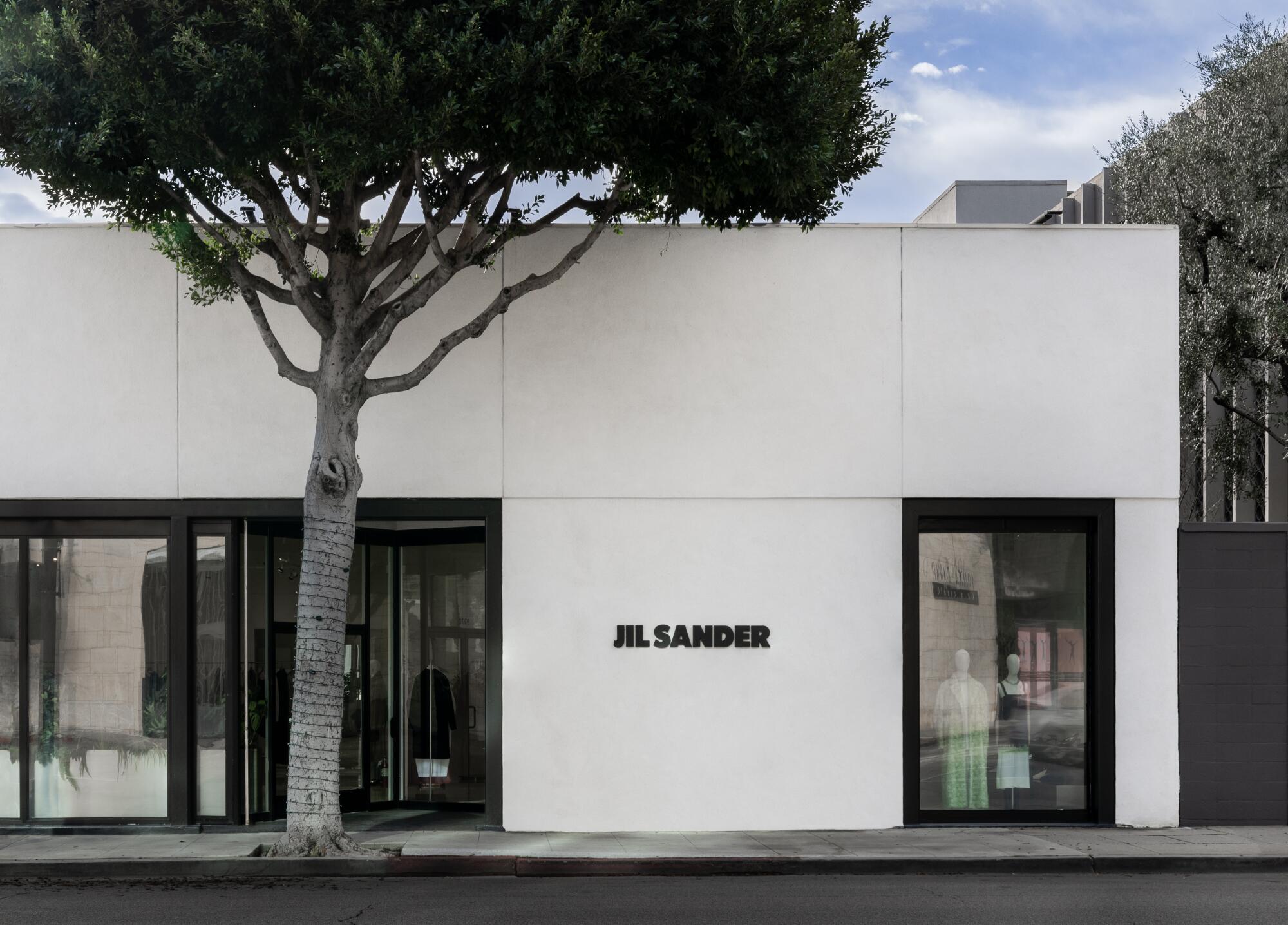 Jil Sander eröffnet Boutique in Beverly Hills.