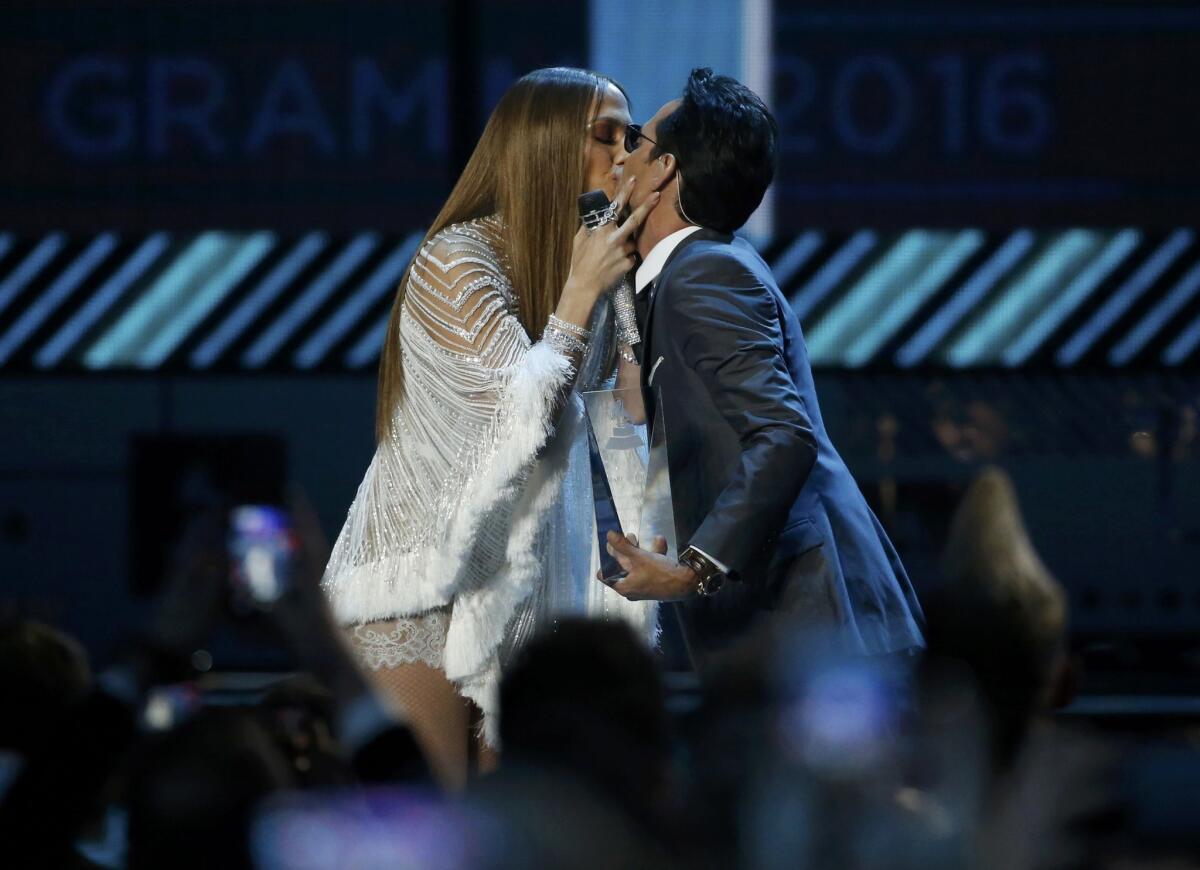 Pesea que ya están divorciados, Jennifer López y Marc Anthony se besaron en el escenario del Latin Grammy, lo que despertó mucho la atención de los asistentes al popular evento de Las Vegas.