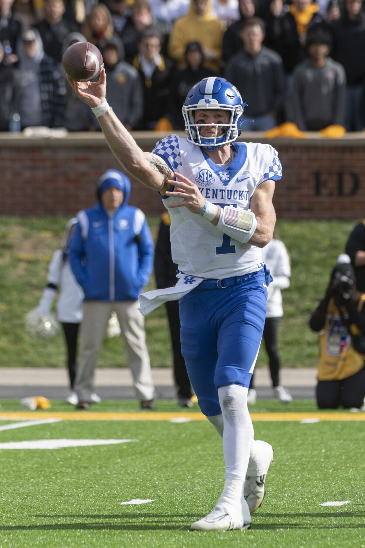 Le quart-arrière du Kentucky Will Levis lance une passe.