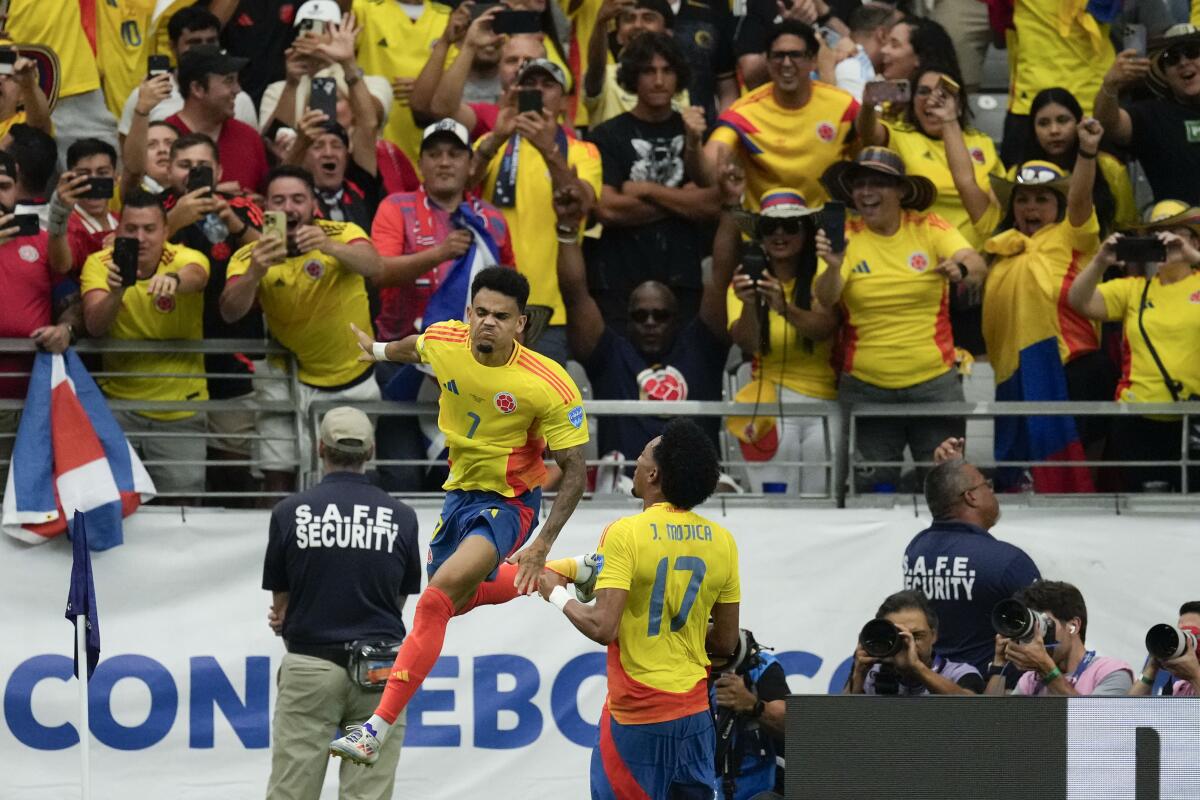 Luis Díaz (izquierda) celebra tras marcar el primer gol de Colombia en el partido contra Costa Rica 