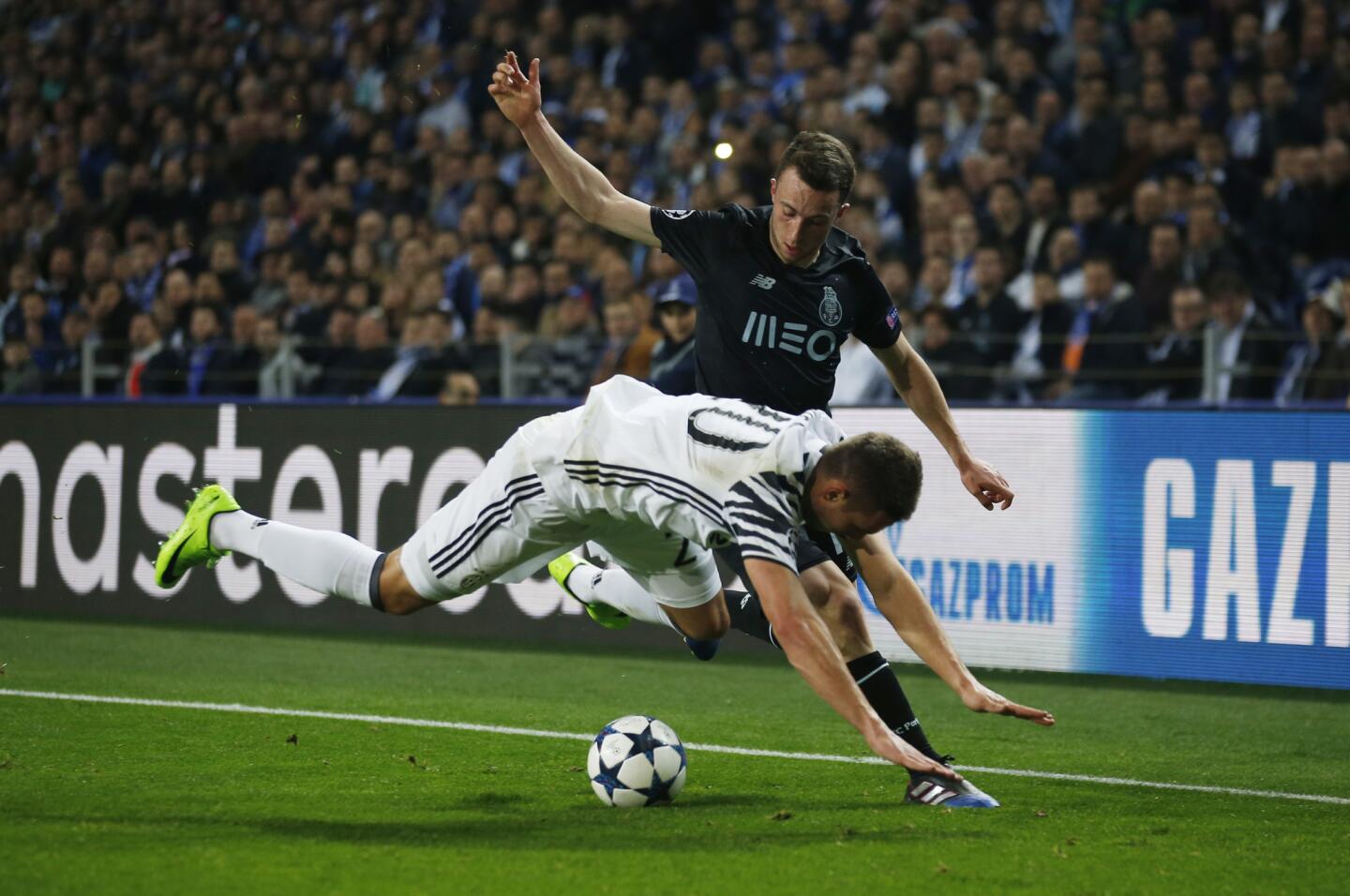 Juventus' Marko Pjaca in action with FC Porto's Diogo Jota